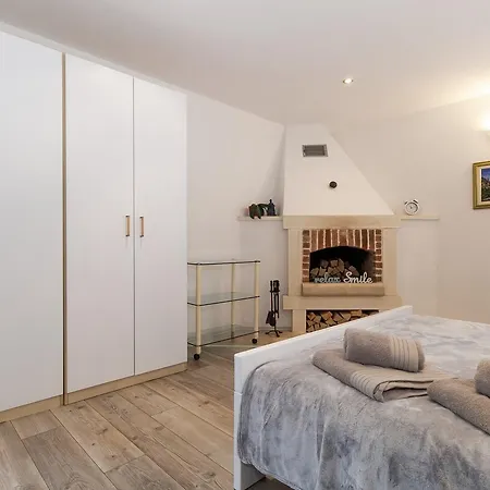 Lone Farmhouse 3*